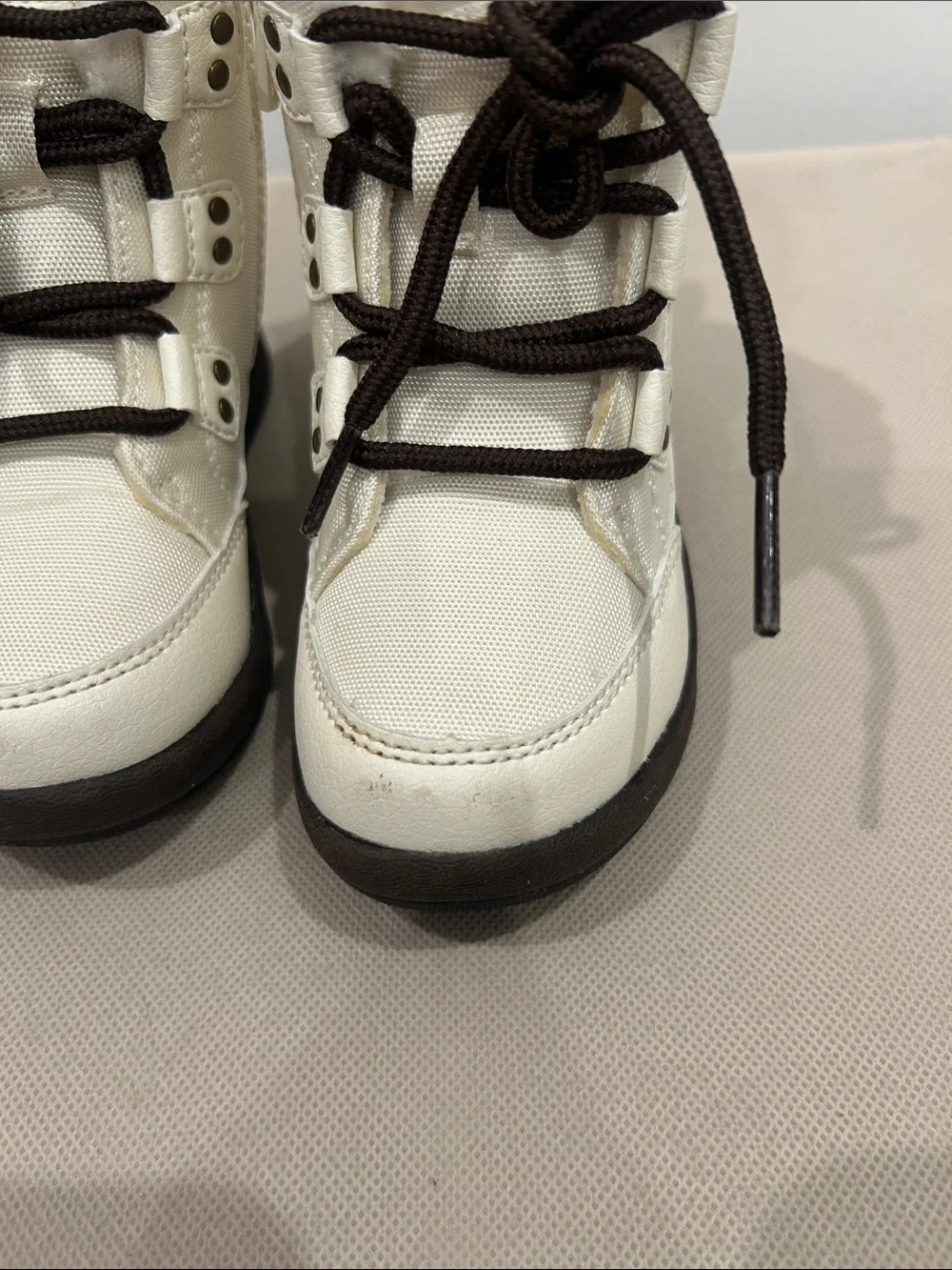 Polo Ralph Lauren Girl’s snow boots featuring a white nylon upper, Size 8